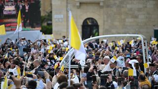 Recibimiento multitudinario al Papa antes de la misa en Floriana