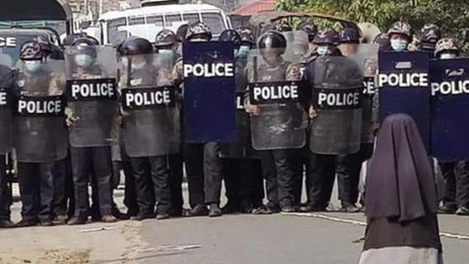 Monja ante la policía