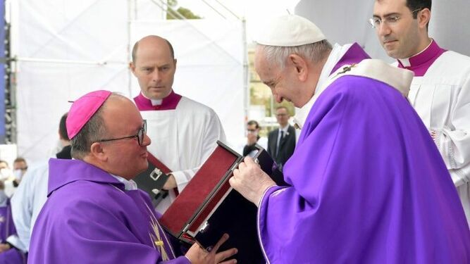 Monseñor Scicluna junto al Papa Francisco
