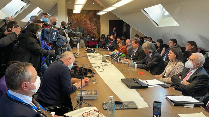 Multitudinaria rueda de prensa en Cremades