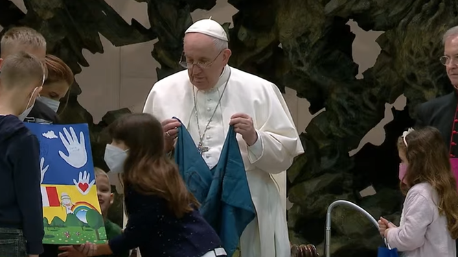 El Papa, la bandera y los niños ucranianos