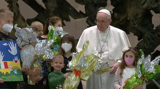 El Papa regala huevos de Pascua a los niños ucranianos