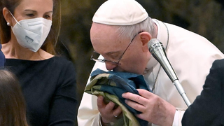 Papa besa la bandera de Ucrania