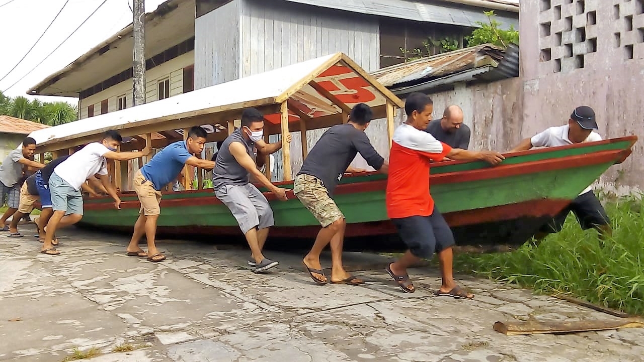 Empujando el bote