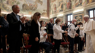 El Papa y el círculo de canotaje