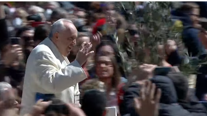 El Papa, de nuevo, en papamóvil