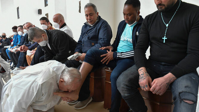 El Papa vence su dolor de rodilla y vuelve a la cárcel para lavar los pies de los presos de Civitavecchia
