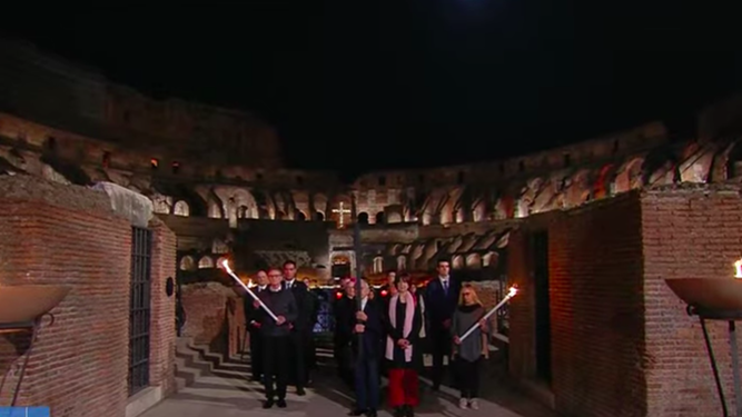 Estaciones del Via Crucis en el Coliseo