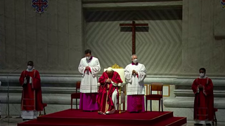 Francisco escucha la Pasión de Cristo