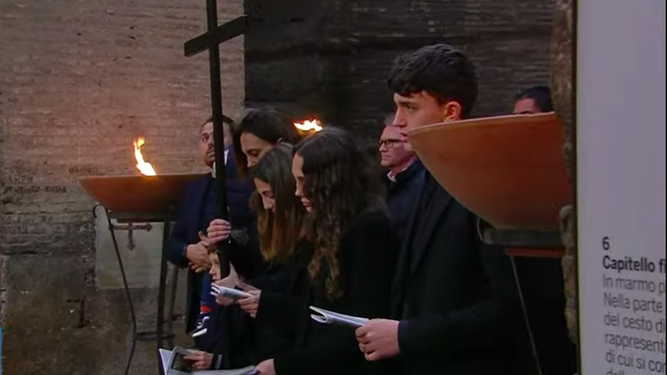 Una de las familias en el Via Crucis