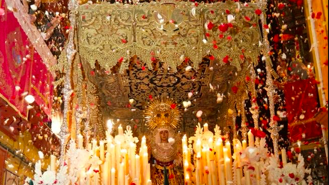 La 'Madrugá' vuelve a llenar de luz y fervor las calles de Sevilla tras dos años de pandemia