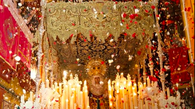 La 'Madrugá' vuelve a llenar de luz y fervor las calles de Sevilla tras dos años de pandemia