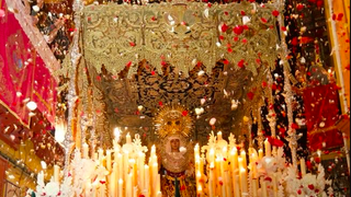 La 'Madrugá' vuelve a llenar de luz y fervor las calles de Sevilla tras dos años de pandemia