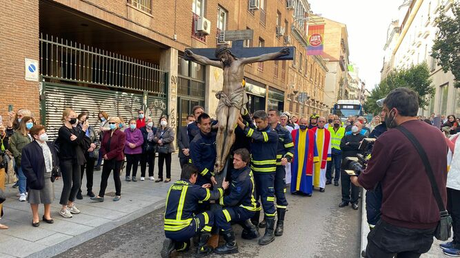 Los Bomberos, con el Cristo de los Niños
