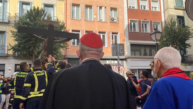 Osoro y el padre Ángel, con el Cristo