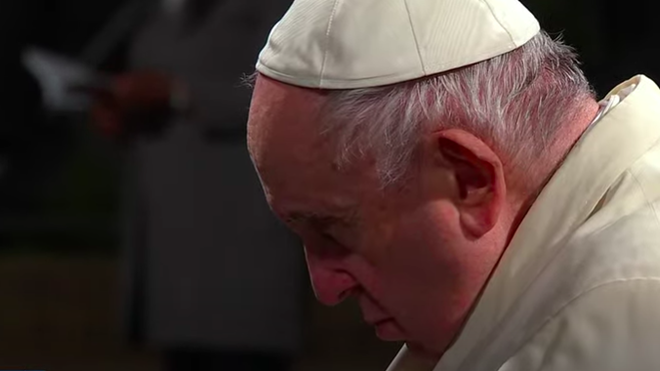 El Papa, en silencio durante el Via Crucis