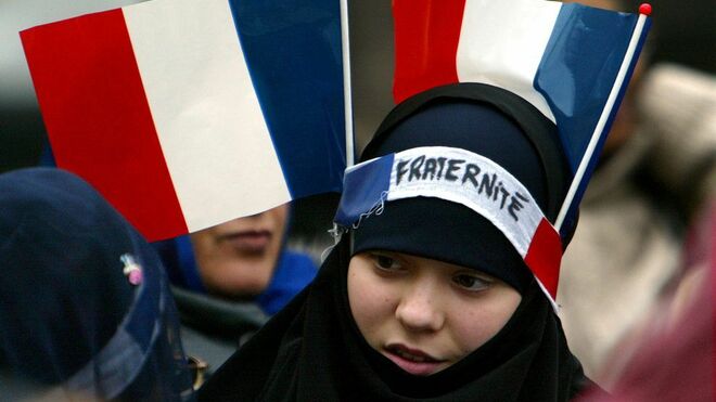 Le Pen y Macon chocan sobre la prohibición del velo islámico en Francia
