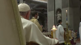Un Francisco fatigado y dolorido no presidió la Vigilia Pascual