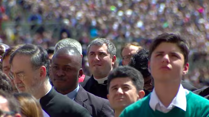 Miles de fieles escuchan al Papa