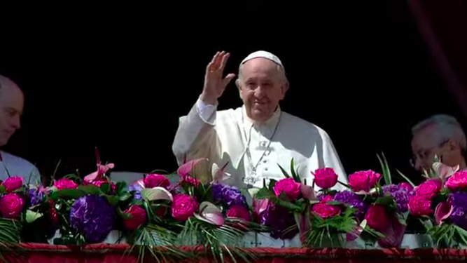El Papa saluda desde el balcón de las bendiciones