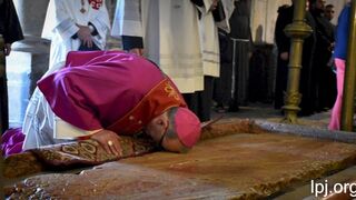 Pizzaballa besa la piedra del Santo Sepulcro