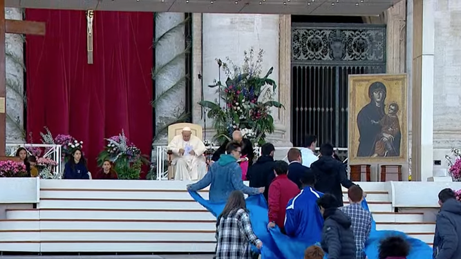 Papa, con los jóvenes