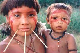 Mujer y niño yanomami