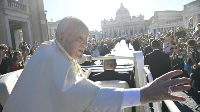 El 'santo pueblo de Dios' levanta a un Papa postrado por el dolor