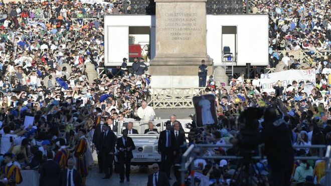 El 'santo pueblo de Dios' levanta a un Papa postrado por el dolor