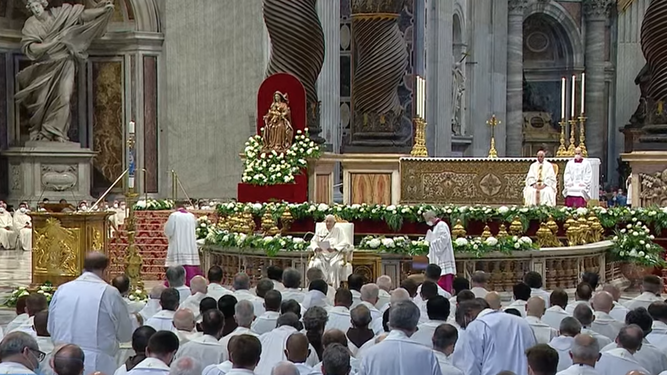 El Papa lee la homilía