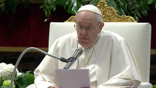 El Papa lee la homilía