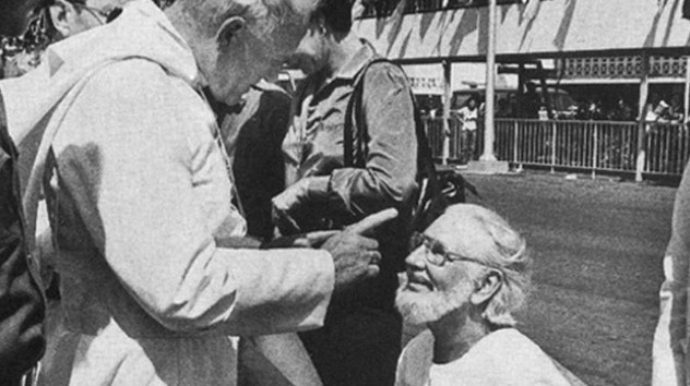 Juan Pablo II amonesta a Ernesto Cardenal en 1983