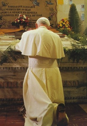 Juan Pablo II ora ante la tumba de Romero