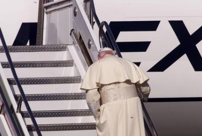 Juan Pablo II sube al avión