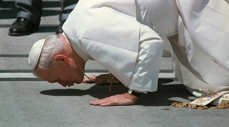 Juan Pablop II besa la tierra