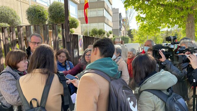 Los colectivos atienden a la prensa tras la entrega de la carta