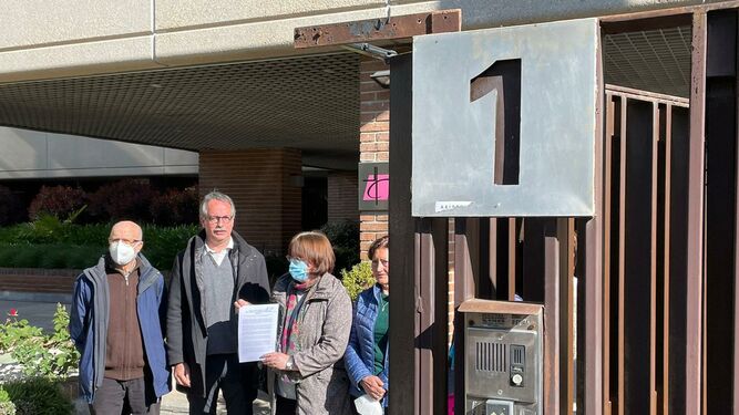 Representantes de colectivos cristianos entregan una carta en Añastro pidiendo más determinación contra los abusos