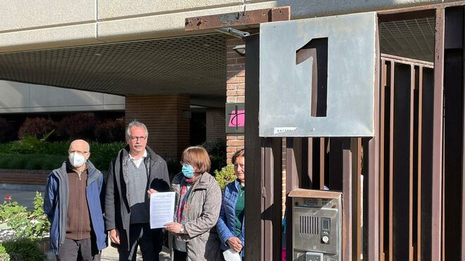 Los representantes de los firmantes de la carta, a la salida de Añastro