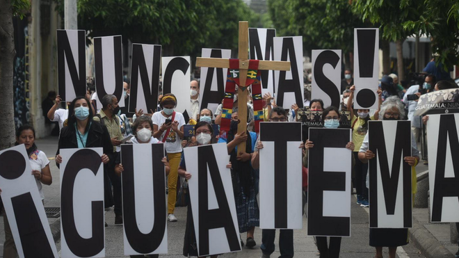 Guatemaltecos marchan en memoria del obispo Gerardi