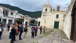Fieles frente al monasterio salteño de San Bernardo