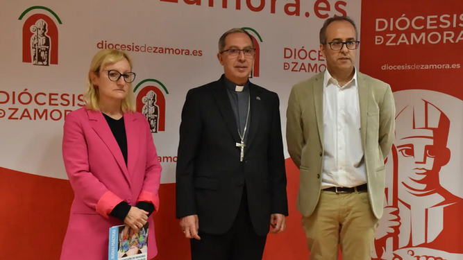 El obispo de Zamora, Fernando Valera, con la delegada María Jesús Sánchez, en la  presentación del balance de la Oficina diocesana de Protección al Menor