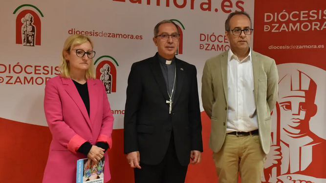 El obispo de Zamora, Fernando Valera, con la delegada María Jesús Sánchez, en la presentación del balance de la Oficina diocesana de Protección al Menor