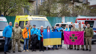 El padre Ángel y sor Lucía, con las ambulancias en Ucrania