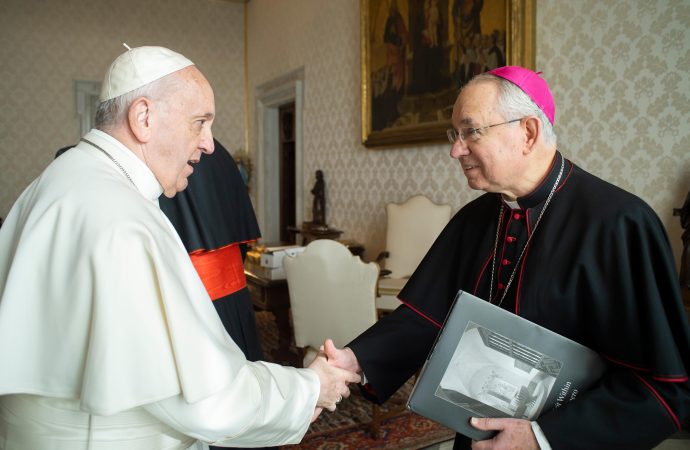 Mons. Gomez con el Papa Francisco