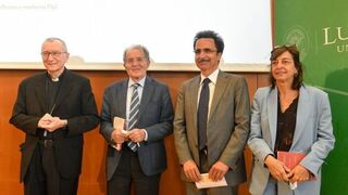 Parolin, junto a Prodi, en la presentación de 'Contra la guerra'