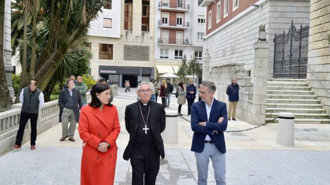 El obispo junto a la alcaldesa de Santander y el concejal de Fomento