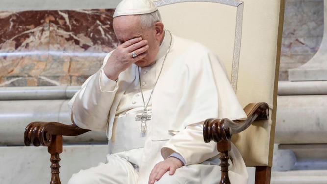 El papa y su dolor de rodilla