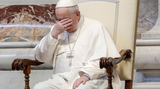 El papa y su dolor de rodilla