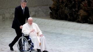 El Papa, en silla de ruedas