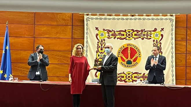 José Luis Azcona recibe el Premio Internacional Jaime Brunet